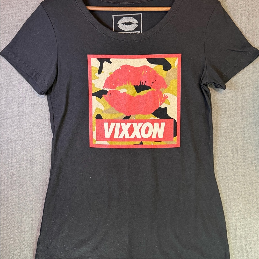 Black DIXXON/VIXXON Short-Sleeve Graphic Tee with Red Lips and camo VIXXON logo.